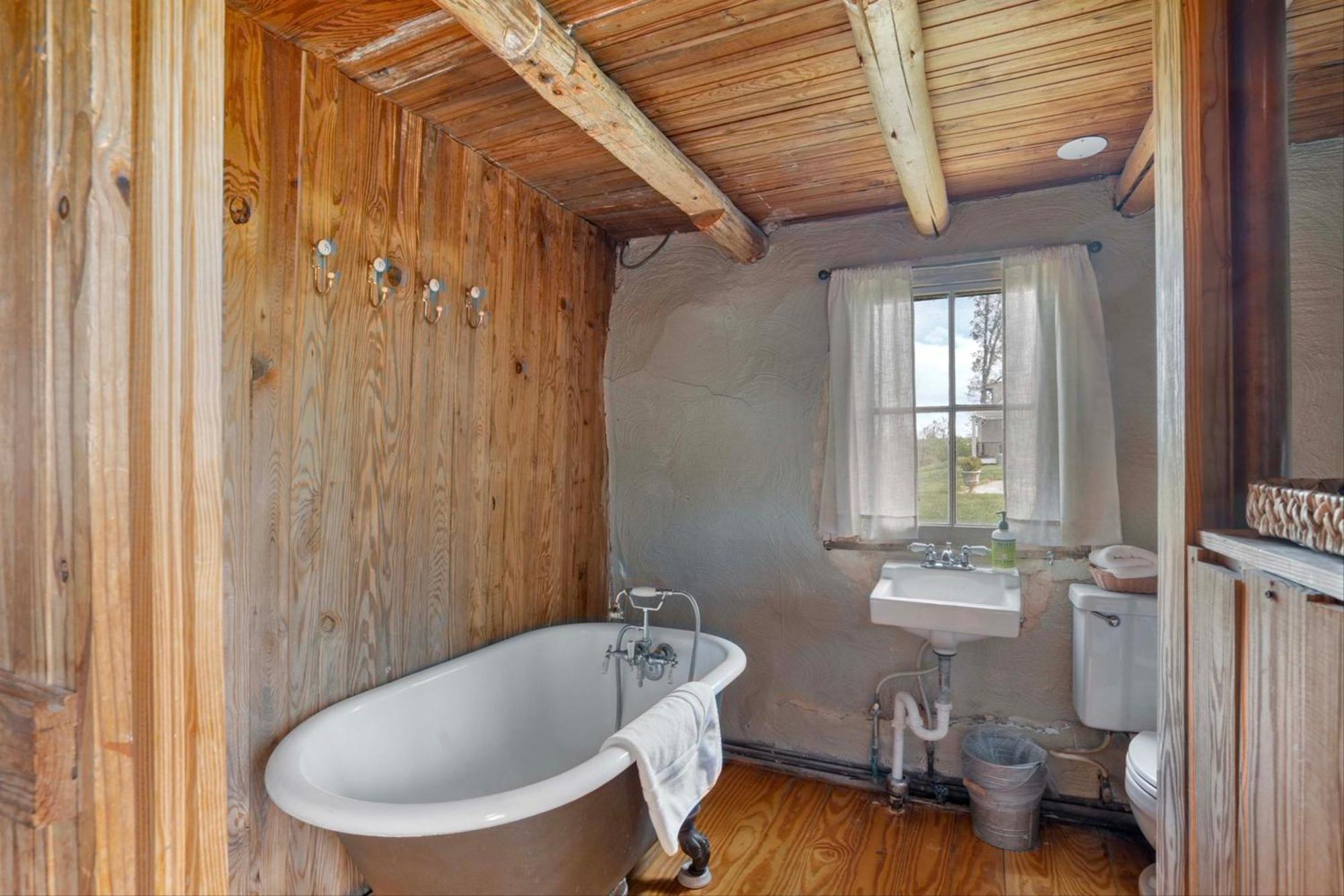 Rustic Baileys Retreat Cabin Near Wineries! Crozet Dış mekan fotoğraf